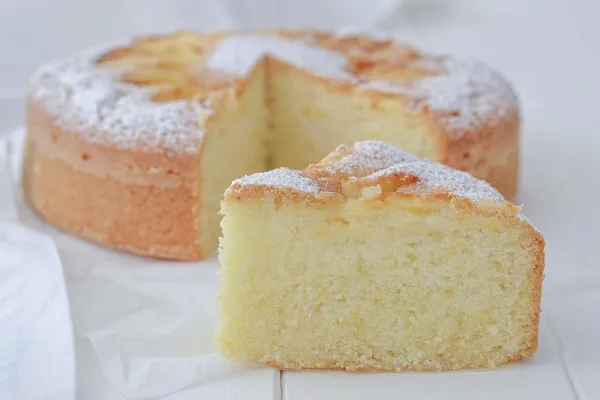 fetta di torta di mele con farina di riso soffice sfornata