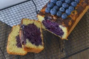 fette di plumcake ai mirtilli