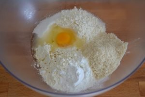 ingredienti per biscotti alle mandorle morbidi