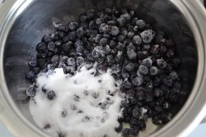mirtilli con zucchero per plumcake ai mirtilli