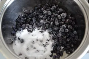 mirtilli con zucchero per plumcake ai mirtilli