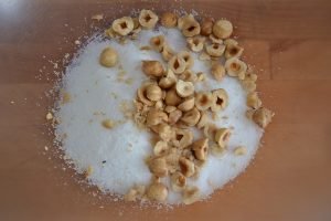 nocciole e zucchero per salame al cioccolato
