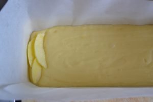 plumcake yogurt e mele con fettine di mela