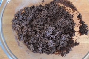 preparazione della base per cheesecake al cocco