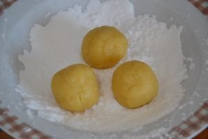 preparazione dei biscotti alle mandorle morbidi