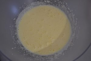 preparazione della torta cioccolato e fragole