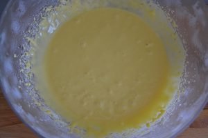 preparazione della torta di mele con farina di riso