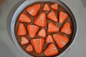 torta cioccolato e fragole da infornare