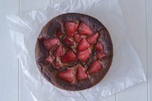 torta cioccolato e fragole sfornata