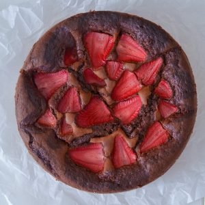 torta cioccolato e fragole sfornata dall'alto