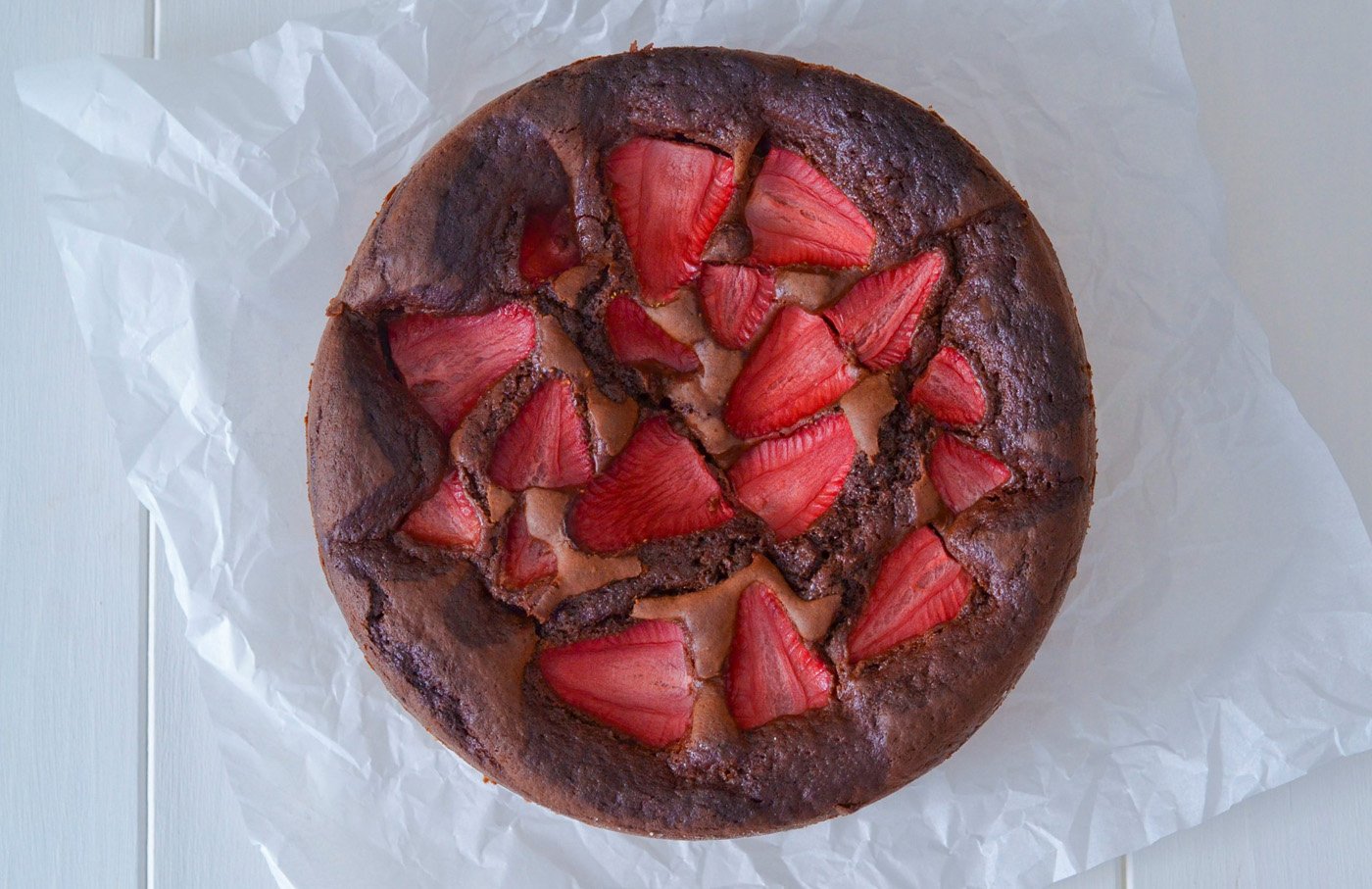 torta cioccolato e fragole sfornata dall'alto
