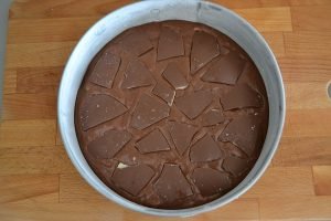 torta con uova di pasqua da infornare