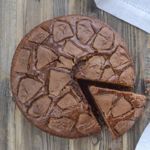 torta con uova di pasqua sfornata