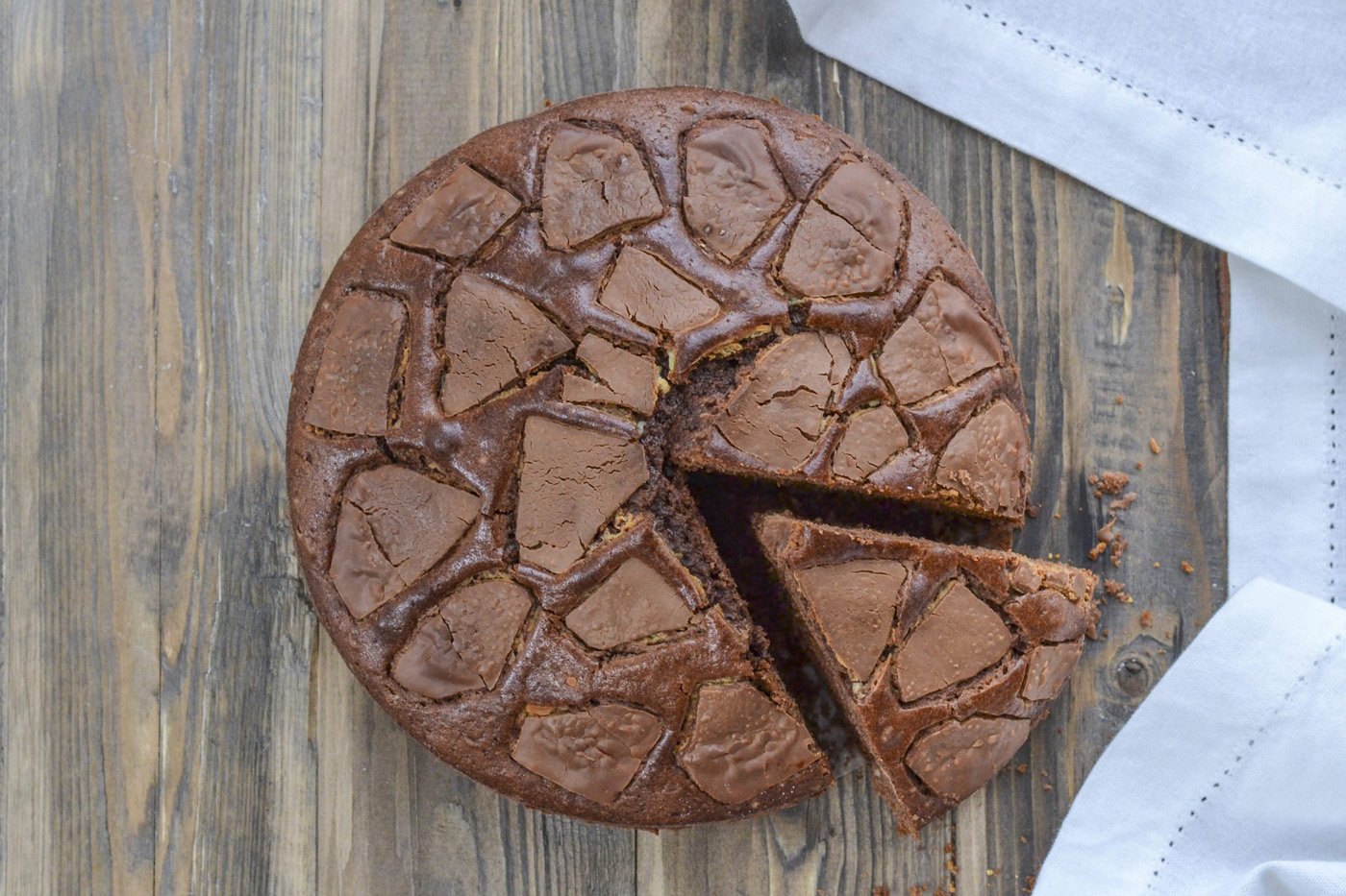 torta con uova di pasqua sfornata