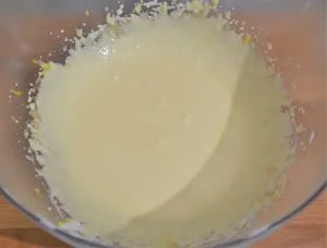 tuorli e zucchero per torta con farina di riso