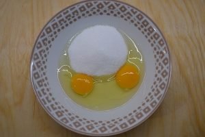 uova e zucchero per torta cioccolato bianco e cocco