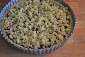 crostata alle mandorle con confettura di ciliegie da infornare