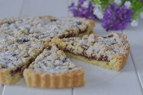 crostata di mandorle e ciliegie sfornata con zucchero