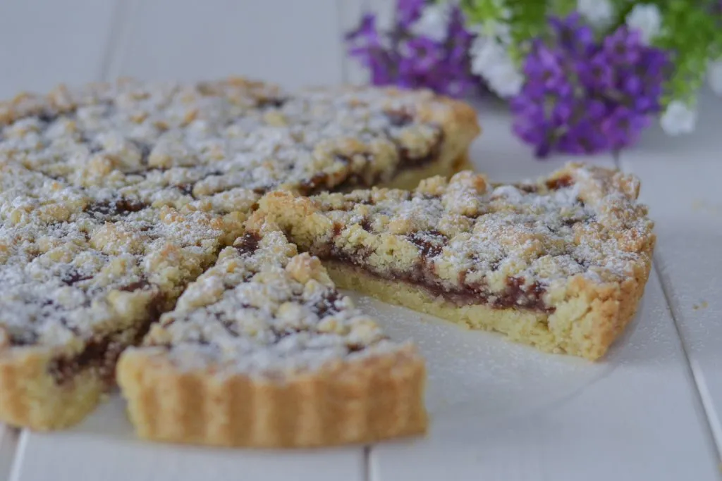 crostata alle mandorle con confettura di ciliegie con zucchero