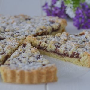 crostata alle mandorle con confettura di ciliegie con zucchero