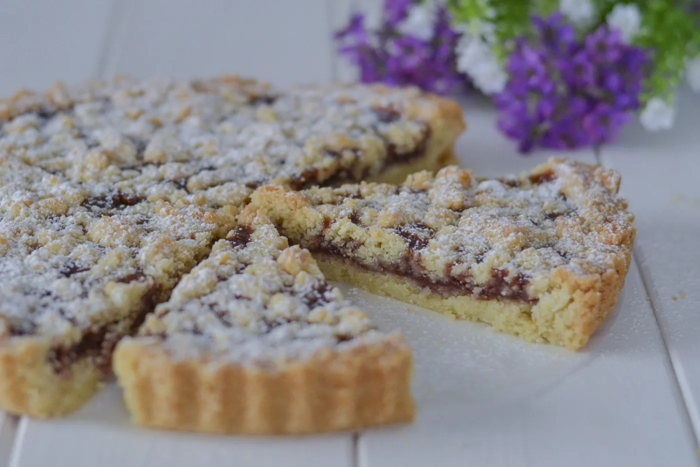 crostata alle mandorle con confettura di ciliegie con zucchero