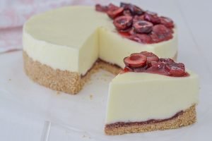 fetta di cheesecake alle ciliegie cremosa