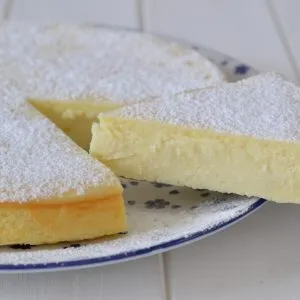 fetta di torta cremosa alla ricotta con zucchero