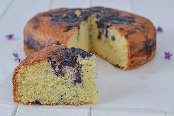 fetta di torta ai mirtilli soffice