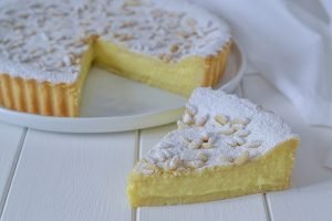 fetta di torta della nonna con zucchero