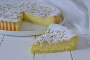 fetta di torta della nonna con zucchero a velo