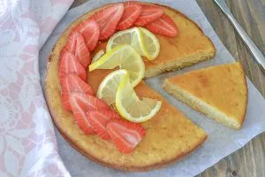 fetta di torta senza zucchero con frutta