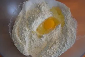 impasto per crostata alle mandorle con confettura di ciliegie