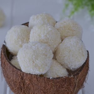 palline di cocco e mandorle servite