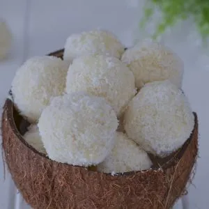 palline di cocco e mandorle servite