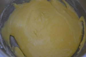 preparazione della crema per torta della nonna