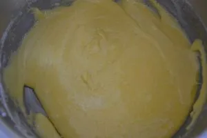 preparazione della crema per torta della nonna