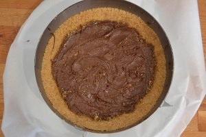 base con crema alle nocciole per cheesecake alle nocciole