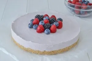 cheesecake ai frutti di bosco con frutta fresca