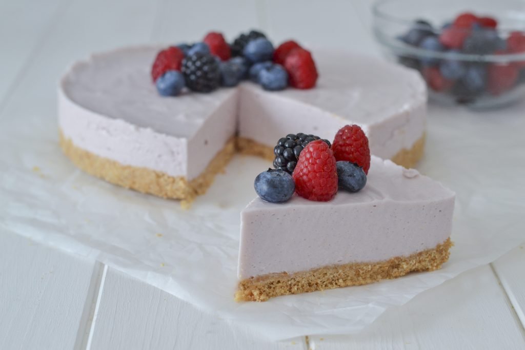 cheesecake ai frutti di bosco servita con frutta