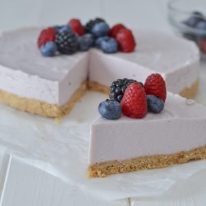 cheesecake ai frutti di bosco servita con frutta