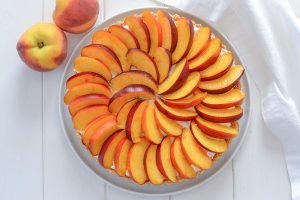 crostata di pesche senza cottura servita