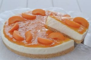 fetta di cheesecake alle albicocche