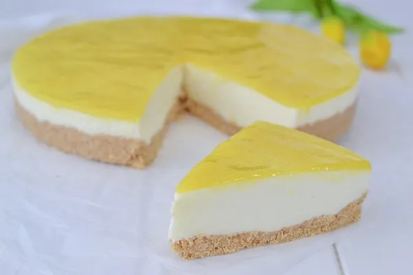 fetta di cheesecake all'ananas servita