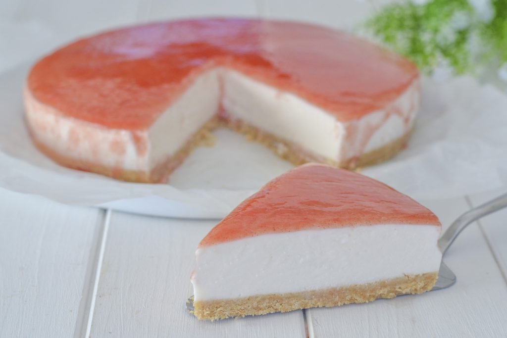 fetta di cheesecake all'anguria servita