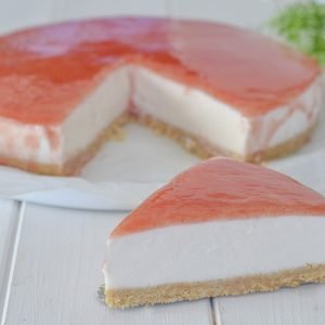 fetta di cheesecake all'anguria servita