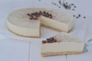 fetta di cheesecake al caffè con cacao amaro