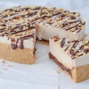 fetta di cheesecake alle nocciole con granella