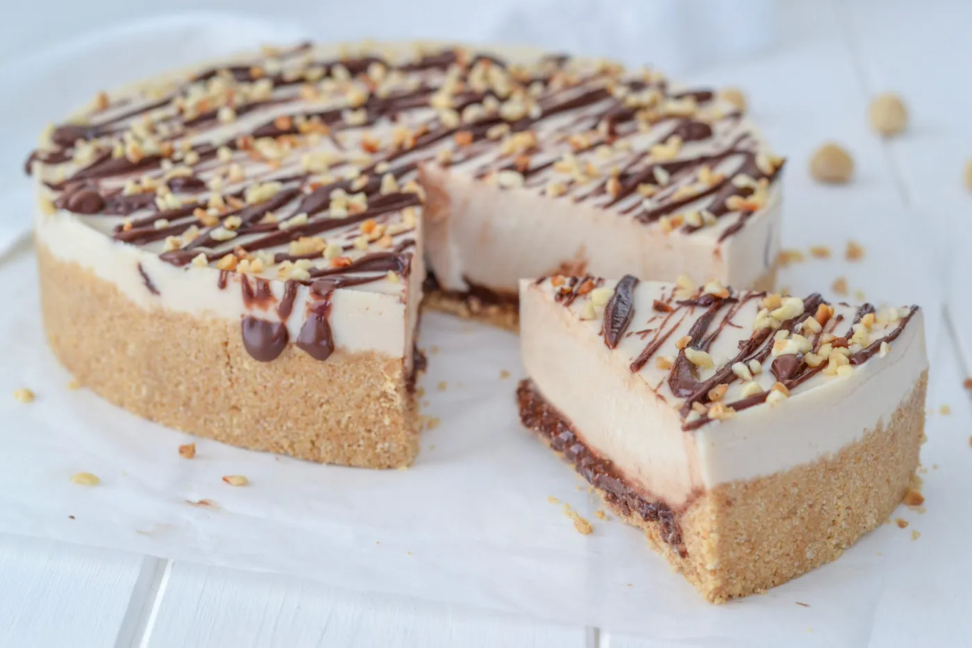 fetta di cheesecake alle nocciole con granella