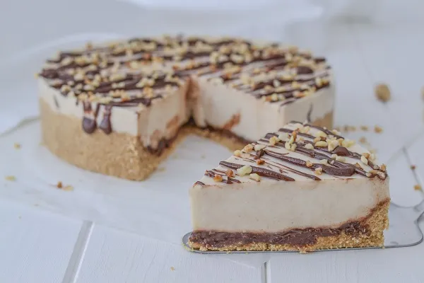 fetta di cheesecake alle nocciole