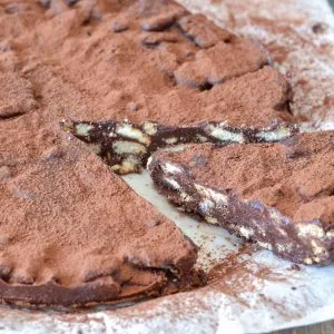 fetta di torta salame di cioccolato con cacao amaro
